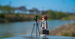 Playmobilmännchen fotografiert mit Koffer in der Hand