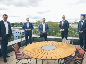 Sven Schulze, Tino Sorge, Matthias Weber, Jens Spahn und Tobias Krull auf der Dachterrasse des neuen HASOMED-Firmengebäudes