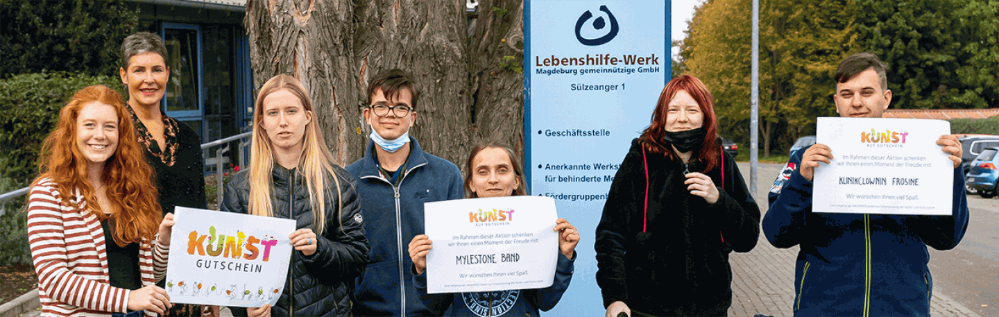 Kunst auf Gutschein: Übergabe an Lebenshilfe Anne Strackeljan, Mitarbeiterin der HASOMED GmbH (v. l. n. r.) übergibt den Kunst-Gutschein an Heike Woost, Geschäftsführerin der Lebenshilfe Magdeburg und die Auszubildenden des Berufsbildungsbereiches.