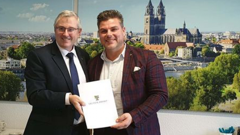 Matthias Weber und Dr. Jürgen Ude Staatssekretär Dr. Jürgen Ude (l.) überreicht die Fördermittelbewilligung für den Neubau der HASOMED-Firmenzentrale an Geschäftsführer Matthias Weber. © HASOMED