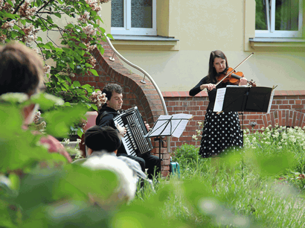 Duo Margaux spielt Konzert der Aktion "Kunst auf Gutschein" im Seniorenheim St. Georgii